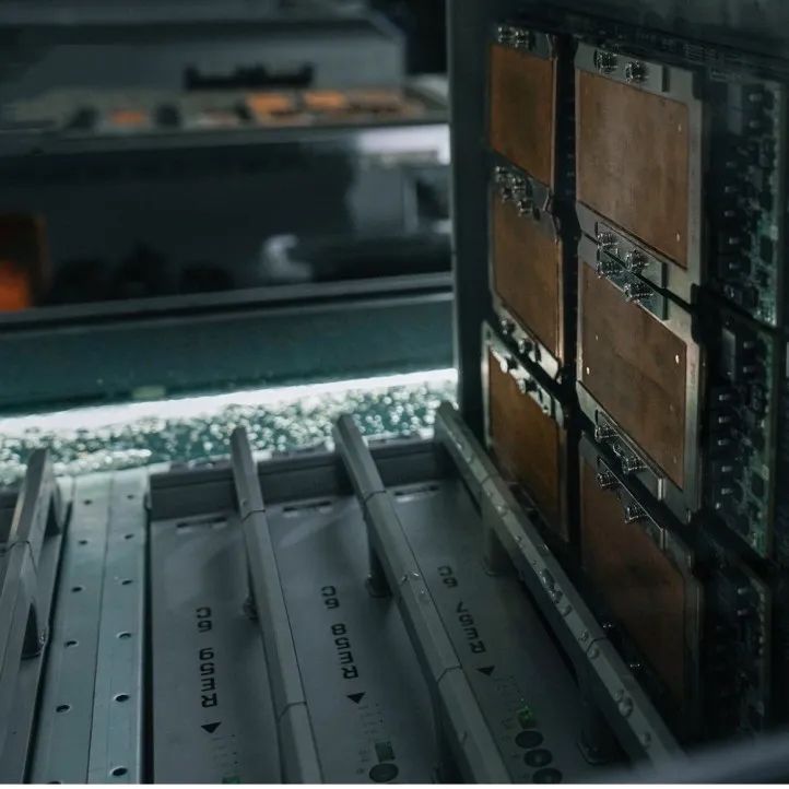 影片中“缸式”浸没液冷服务器.jpg alt=