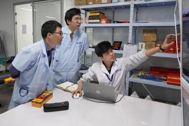 兰洋实验室研发人员在进行测评前的调试 兰洋实验室研发人员在进行测评前的调试